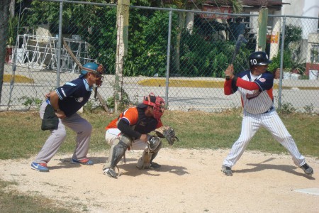 EL MAESTRO PONE A BOLAR LA ESFERICA EN SU TERCER TURNO AL BAT