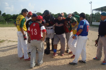 RASCON JR ES AYUDADO A SALIR DEL DIAMANTE TRAS UNA LESION.